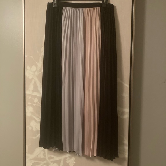 Beautiful pleated BCBG maxazria skirt - Picture 2 of 3